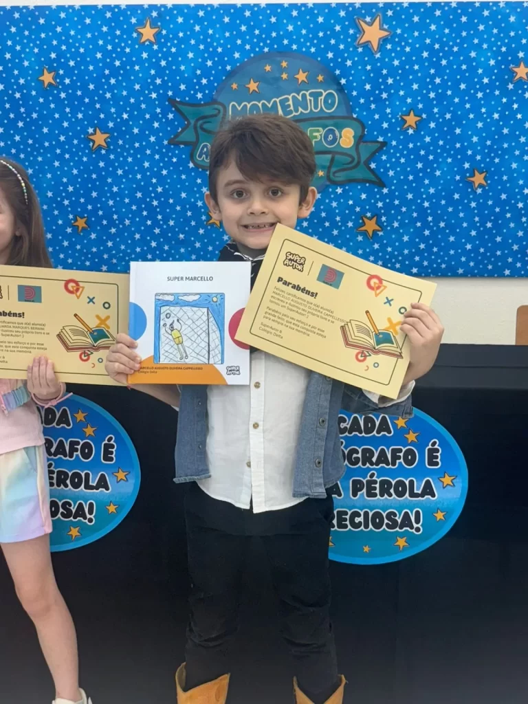 Marcello Augusto exibe livro e certificado de autor na escola 