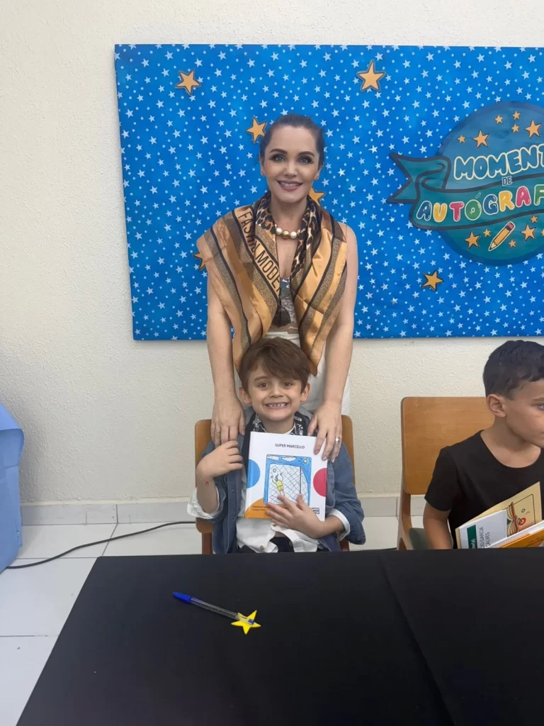 Marcello Augusto participa da manhã de autógrafos do livro Super Marcelo ao lado da mãe, a jornalista Fernanda Cappellesso, em Goiânia.