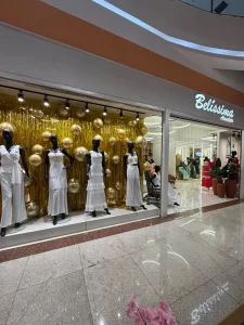 Coleções de Réveillon em branco e dourado lideram vitrines da Região da 44