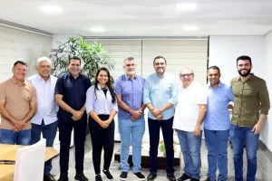 Wanderlei Barbosa retorna ao Palácio e se emociona em abraço de Amélio Cayres com homenagem ao irmão Antônio