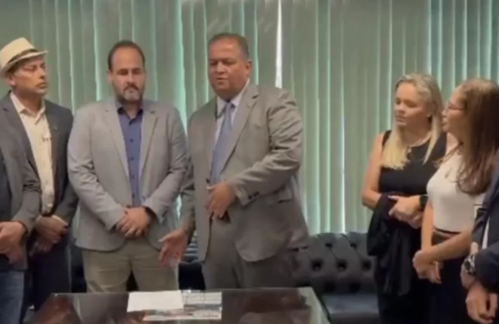 Senador Eduardo Gomes afirma que disputará a reeleição e declara apoio a Dorinha para o Governo do Tocantins em 2026 em reunião com prefeitos