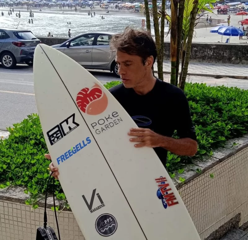 Unindo surf e vida saudável Arno Anhelli anuncia parceria oficial com o Poke Garden