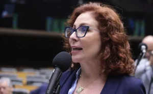 Carla Zambelli deixa a Câmara sob pressão judicial e expõe crise do bolsonarismo institucional