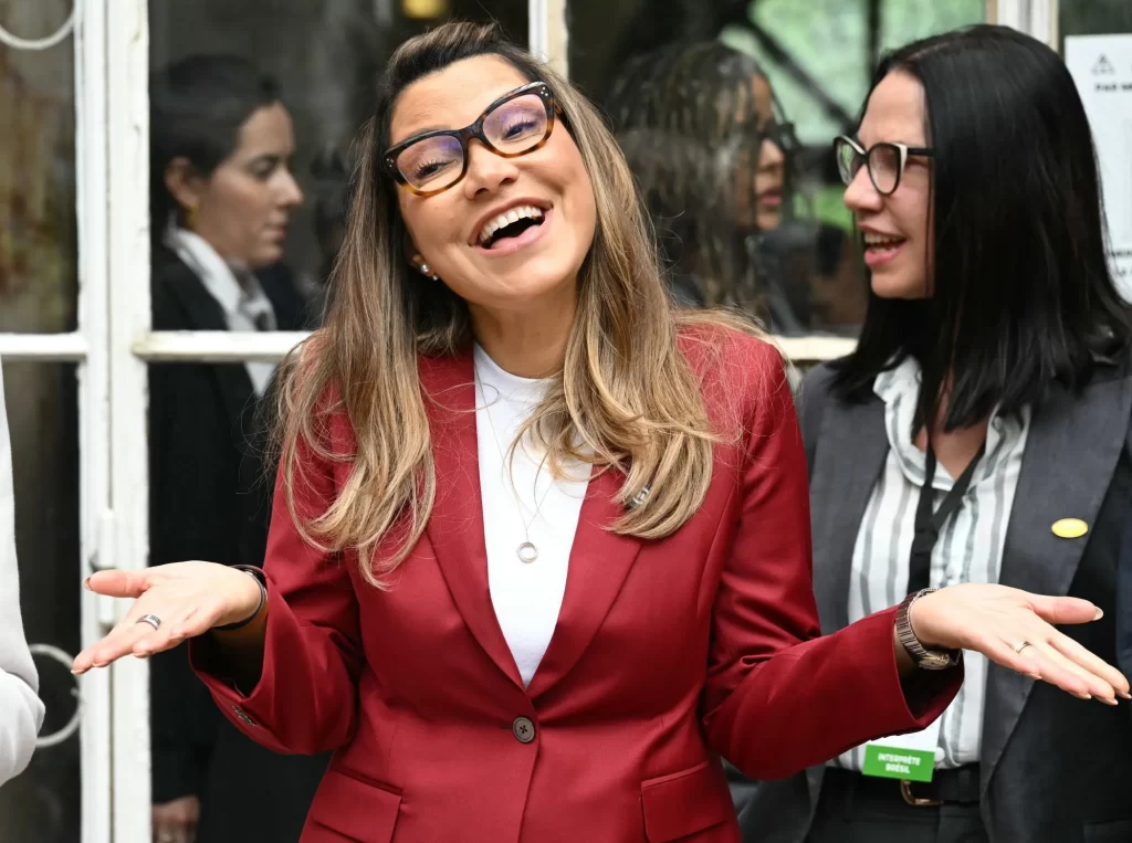 A primeira-dama Rosângela Lula da Silva, a Janja, afirmou que críticas direcionadas às lideranças femininas do SBT carregam elementos de machismo e ampliaram o debate para questões de gênero e poder na esfera pública.