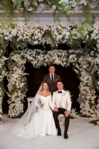 Piloto Eric Granado se casa na capital paulista com Juliana Lopes em cerimônia clássica contemporânea organizada por Junior Donatto