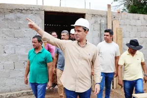 Vicentinho Júnior cumpre agenda em Santa Tereza com entregas, novas obras e assinatura de ordem de serviço