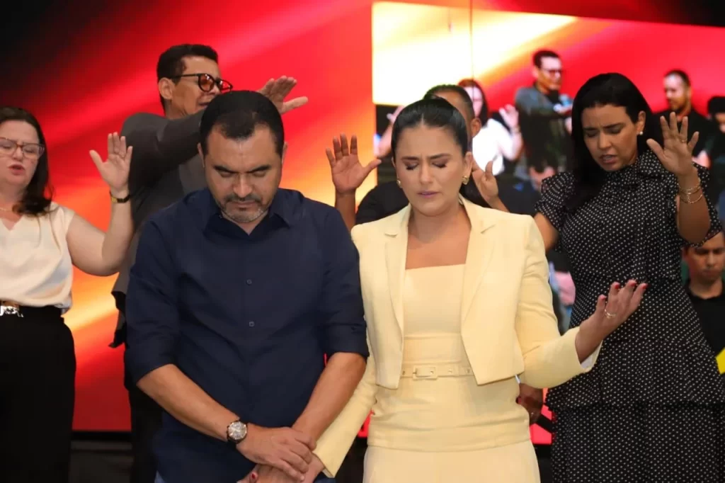Culto reúne autoridades e fiéis em noite de oração por Wanderlei Barbosa e Karynne Sotero, em Palmas