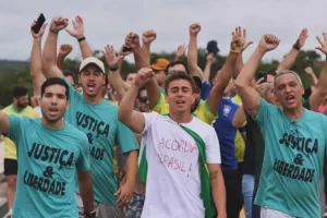 Caminhada da direita vira alvo de críticas, ironias e memes entre esquerda e centrão