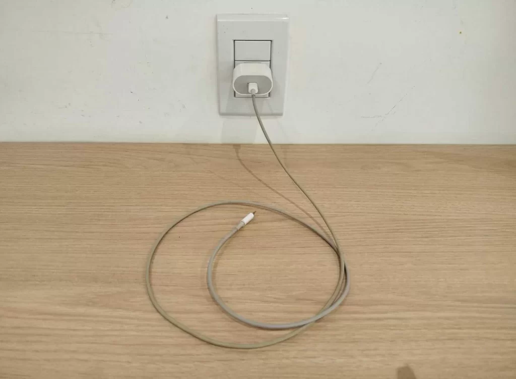 Carregador esquecido, energia desperdiçada: o consumo invisível que pesa na conta e exige atenção dentro de casa