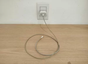 Carregador esquecido, energia desperdiçada: o consumo invisível que pesa na conta e exige atenção dentro de casa