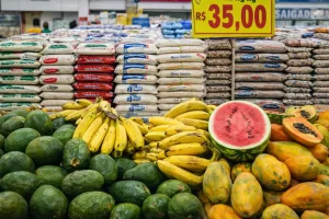 Preço do abacate, banana, melancia, mamão, arroz e feijão: veja quanto custa nas Ceasas e nos supermercados