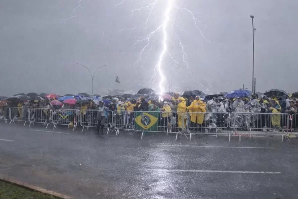 Tempestade, raio e 89 feridos: ato bolsonarista acaba em caos