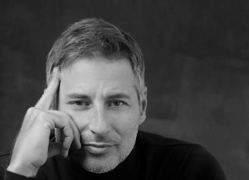 Hora da Fama: Renatto Bisoni vive o advogado Beto na novela “Terra Forte”, em Portugal