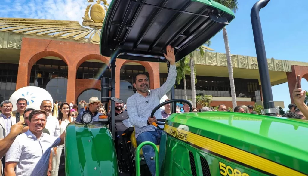 Governador Wanderlei Barbosa entrega tratores para escolas agrícolas e fortalece a qualificação técnica e prática de mais de 1,3 mil estudantes