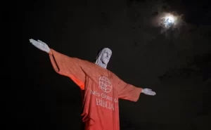 Cristo Redentor foi iluminado na segunda-feira (12): entenda o significado e o que marcou a ação