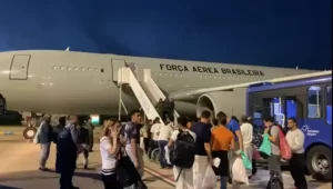 Brasil-EUA: o vídeo dos deportados em voo da GOL e o endurecimento da política migratória americana