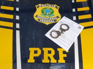 PRF prende foragido por dívida de pensão alimentícia em ônibus na BR-153