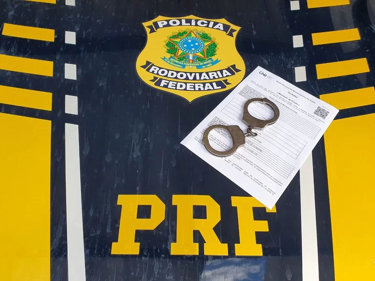 PRF prende foragido por dívida de pensão alimentícia em ônibus na BR-153