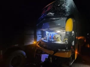 Tragédia na BR-153: caminhão parado causa acidente com ônibus de time e mata preparador físico no Tocantins