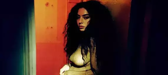 “The Moment”: filme estrelado por Charli XCX estreia nos cinemas do Brasil em 26 de fevereiro de 2026