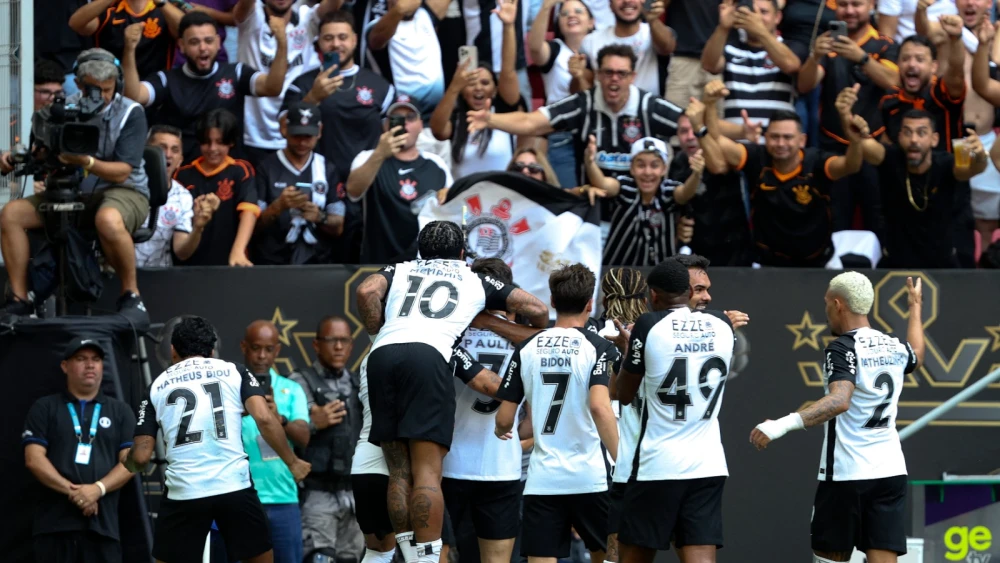 Corinthians desbanca favorito Flamengo e conquista a Supercopa Rei com vitória por 2 a 0