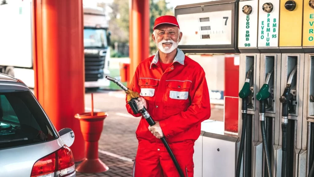 Quanto ganha um frentista e um caixa de posto no Brasil e no Tocantins: salários variam e demanda por profissionais cresce