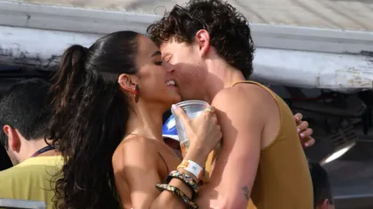 Shawn Mendes e Bruna protagonizam beijo em trio elétrico e viralizam no Carnaval