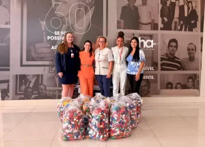 Sabin entrega 76 kg de tampinhas ao Hospital de Amor e encerra etapa da campanha Tampinhas de Amor