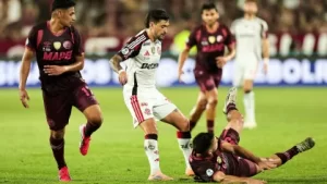 Flamengo perde para o Lanús por 3 a 2 em jogo de viradas, erros defensivos e decisão polêmica
