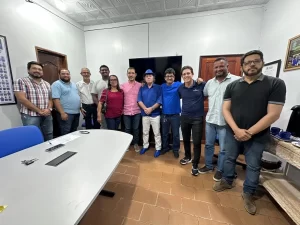 Acompanhado por vereadores e lideranças, Vicentinho Júnior oficializa repasse de R$ 500 mil para Colinas