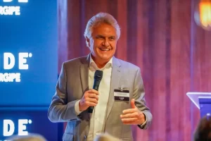 Caiado articula apoio no Tocantins durante evento empresarial do LIDE