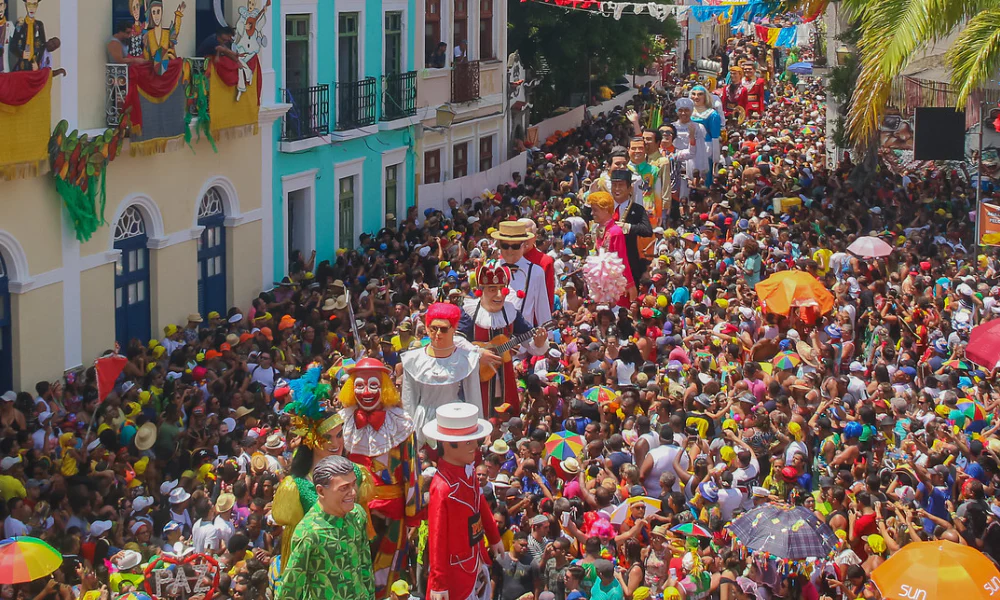 Carnaval no Brasil reúne multidões e transforma Recife, Fortaleza, Salvador, Rio e São Paulo em polos da folia