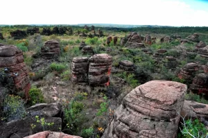 O cenário surreal esculpido pelo tempo que transforma as Serras Gerais em um dos destinos mais impressionantes do Brasil