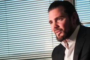 PF prende Daniel Vorcaro e caso expõe conexões que passam pela CPI do INSS, negócios com o BRB, Lulinha, Banco Master e mensagens citando o jornalista Lauro Jardim