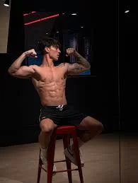 Saúde em debate: médicos e personal trainers analisam a forma física do influencer Adrian Valt