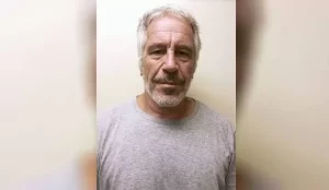 Crise no Reino Unido: assessor do premiê renuncia após ligação com caso Epstein e amplia pressão sobre governo