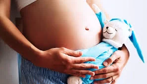 Gravidez na adolescência e proteção integral: o que está em jogo quando o futuro de uma jovem encontra a maternidade precoce