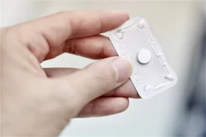 O que mudou na contracepção para adolescentes: por que médicos passaram a priorizar métodos de longa duração e o que dizem os dados