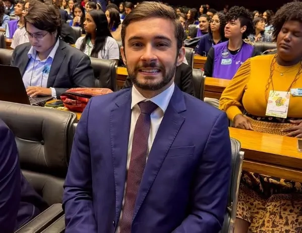 Filho do presidente da Assembleia, Raul Cayres deixa Secretaria de Juventude e Esportes e projeta disputa por vaga de deputado estadual em 2026
