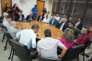 “Percebo o grito dos prefeitos”, diz Eduardo Siqueira (Podemos) em reunião no TCE; crise fiscal mobiliza gestores e pode impactar todo o Tocantins