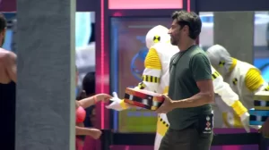 BBB 26: Alberto Cowboy retorna após “Barrado no Baile” e é recebido por Breno e Juliano Floss; veja o vídeo