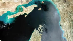 Fechamento do Estreito de Ormuz interrompe fluxo de petróleo, eleva risco de crise global e pressiona dólar e combustíveis