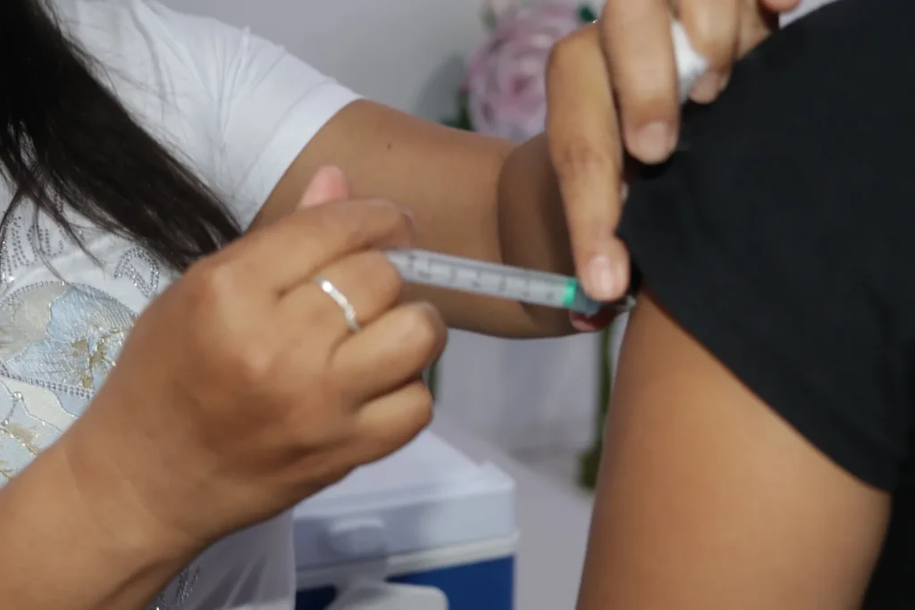Porto Nacional inicia vacinação contra dengue para adolescentes de 10 a 14 anos nas UBSs
