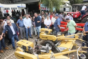 “A agricultura familiar está funcionando de verdade em Palmas”, diz prefeito Eduardo Siqueira Campos ao agradecer parceria da senadora Dorinha na entrega de equipamentos