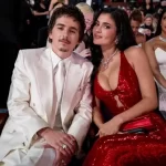 Timothée Chalamet e Kylie Jenner dominam o tapete vermelho e elevam romance ao centro da moda em Hollywood