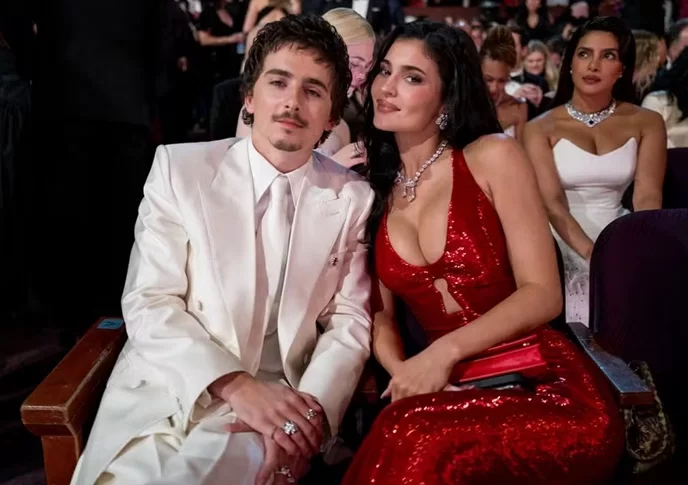 Timothée Chalamet e Kylie Jenner dominam o tapete vermelho e elevam romance ao centro da moda em Hollywood