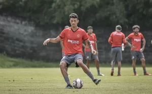 Ex-companheiro de Rodrygo na base do Santos vira sensação no Japão e ganha música da torcida