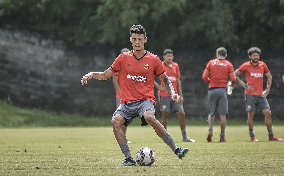 Ex-companheiro de Rodrygo na base do Santos vira sensação no Japão e ganha música da torcida