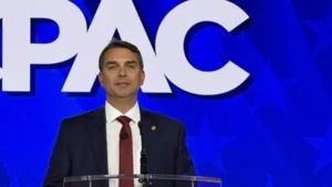 Flávio Bolsonaro vai aos EUA, pede pressão sobre eleição brasileira e amplia desgaste para 2026