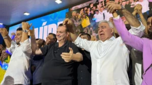 Laurez emocionado chora Laurez sobe o tom, cita fé de Abraão e Sansão e reúne Valdemar Júnior e Olyntho Neto em ato político em Palmas